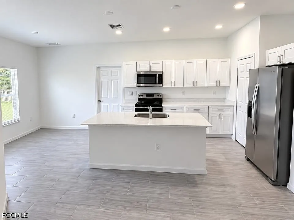 4 bed, 3.0 bath, 2800 sqft, $2,600 — Photo 2
