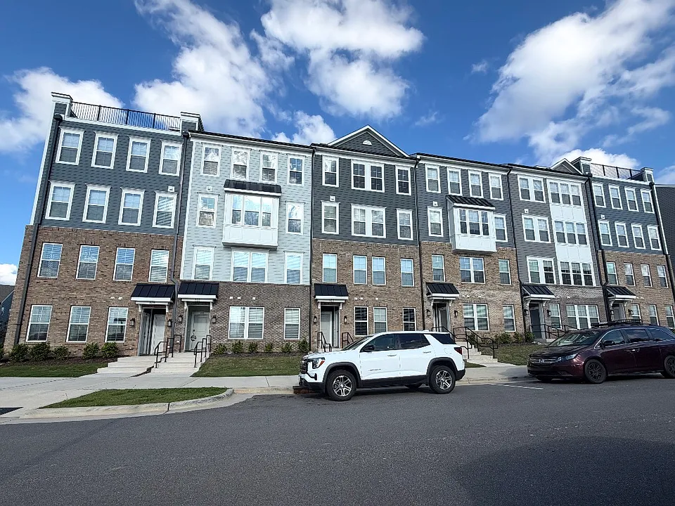 618 Market Grove Dr #100