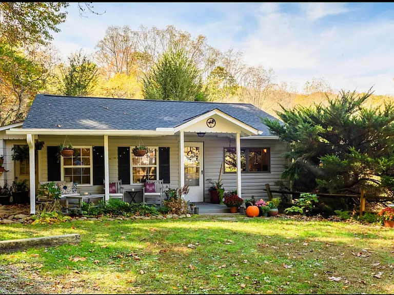 203 Christian Creek Rd — Photo 2