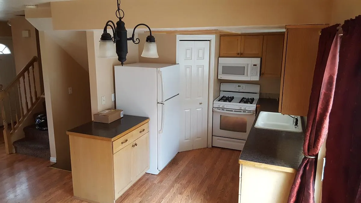 3 bed, 1400 sqft, $770 — Photo 1