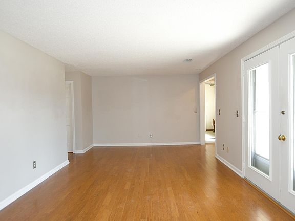 3rd image of 6628 Newburgh Rd