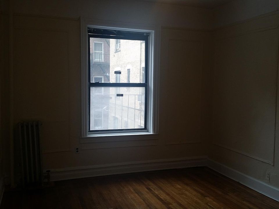 2nd image of 1039 Montgomery St APT 1R