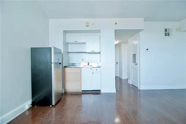 Studio, 1.0 bath, 400 sqft, $1,100 — Photo 2
