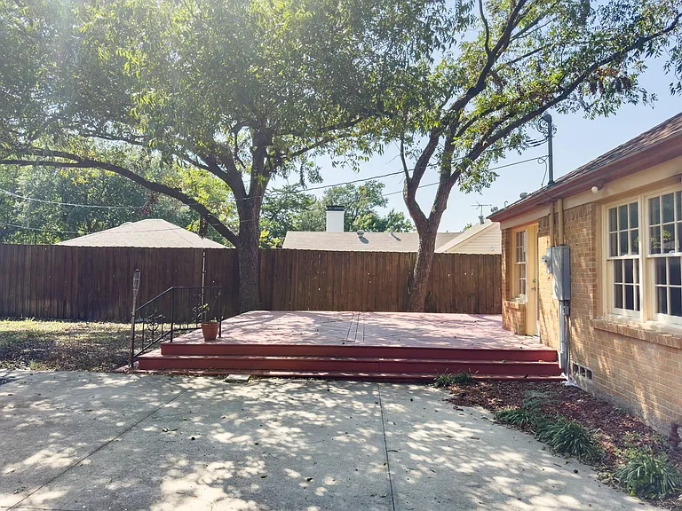 2222 Carnes St — Photo 4