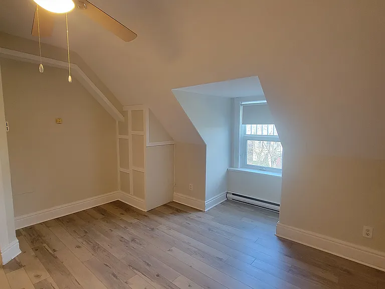 300 Princess Ave — Photo 28
