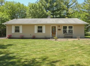 332 Hazelwood Ln, Glenview, IL
