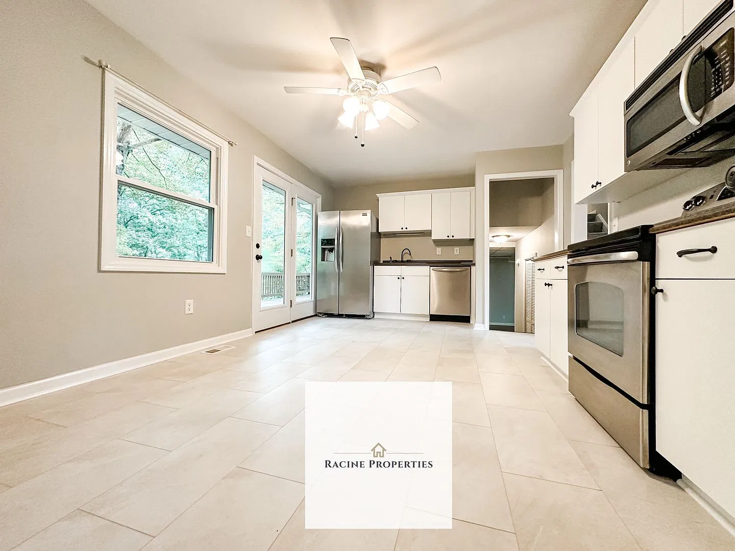 Pet Friendly Home with Fenced Backyard in Taylors, SC! — Photo 4