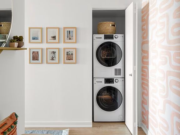 5th image of 177 Bay St #1611