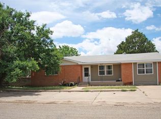 902 2nd St, Farwell, TX 79325