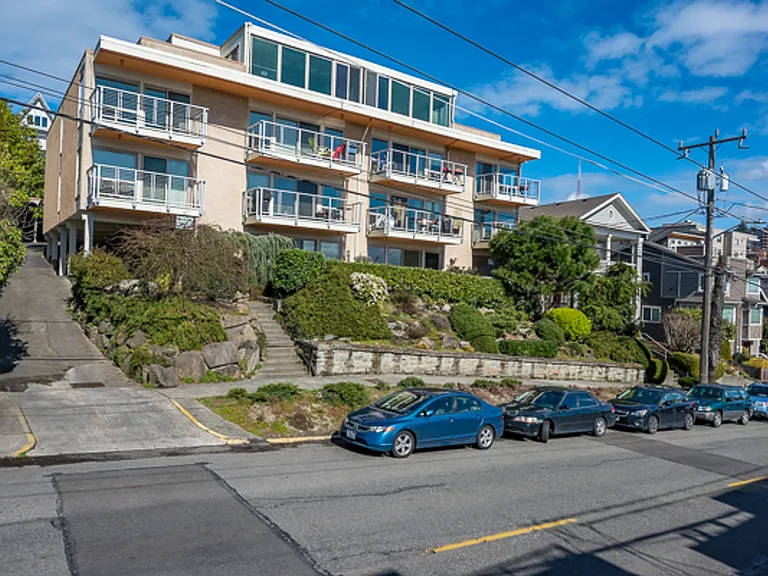 Seasons Apartments — Photo 18