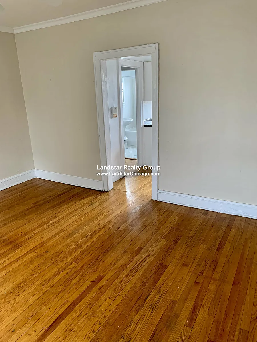 Building Photo - 2853 W Berteau Ave #2