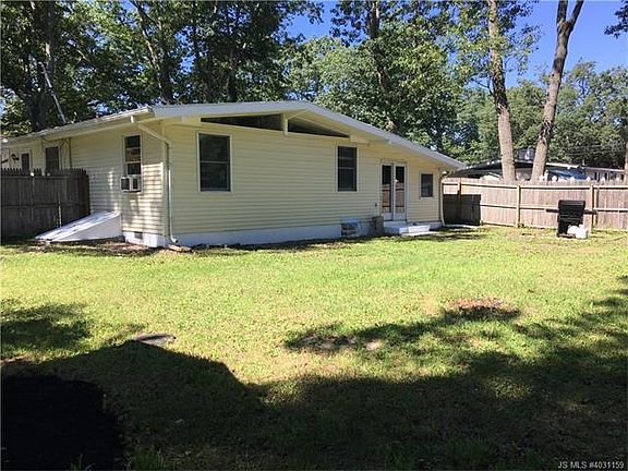 4th image of 8 Sands Point Dr