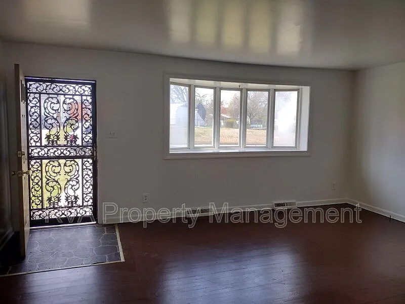 3 bed, 1.5 bath, 1323 sqft, $1,395 — Photo 2