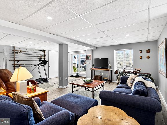 3rd image of 20 Edgewater Dr