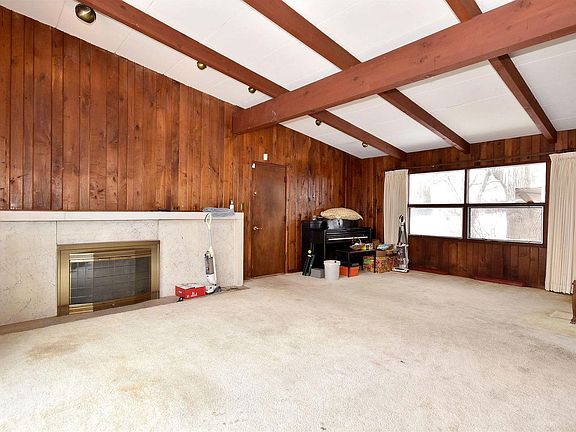 4th image of 22W753 Tamarack Dr