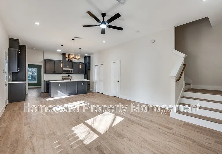 835 Stamps Ave — Photo 3