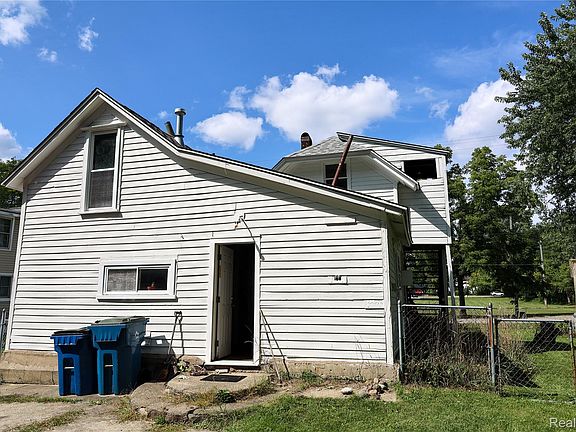 4th image of 208 Baird St