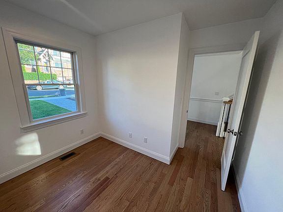 4th image of 111 Lincoln Ave E