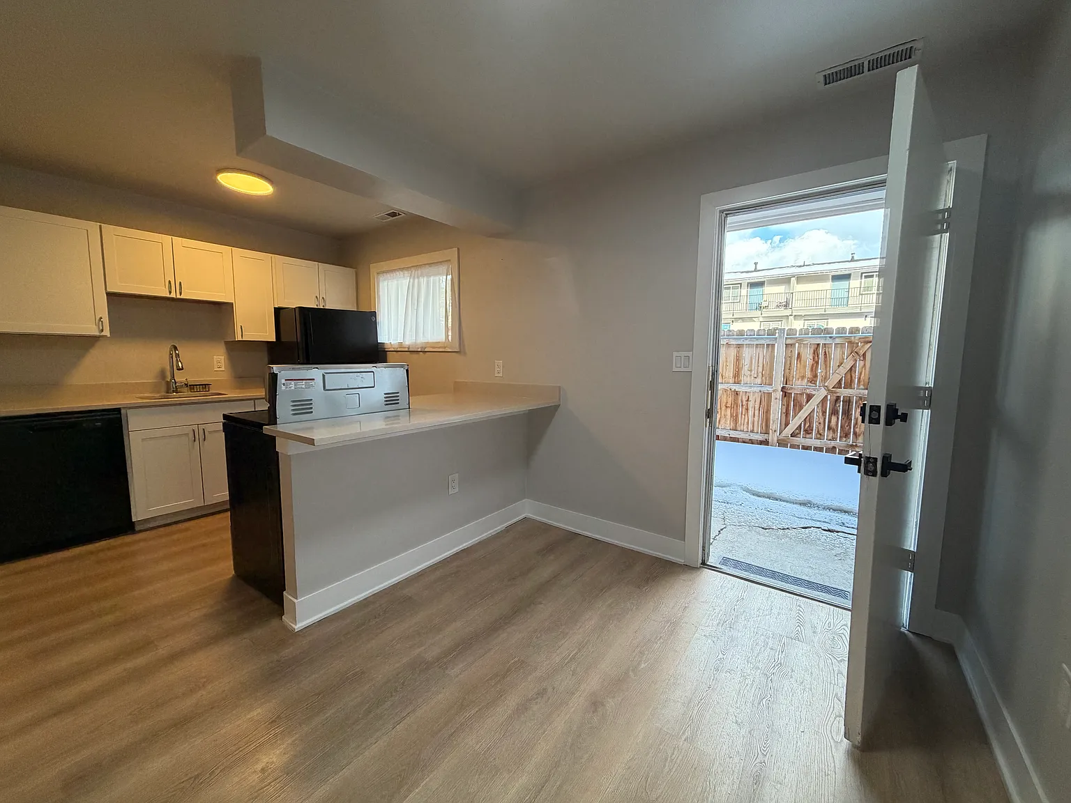 2 bed, 1.5 bath, 896 sqft, $2,350 — Photo 4