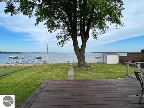3rd image of 556 S Lakeshore Dr