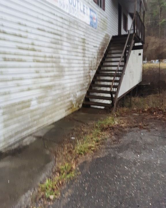 2nd image of 0266 Lovers Gap Rd