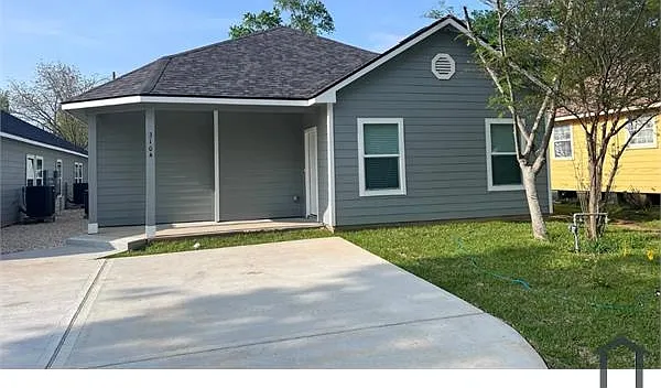 3 bed, 1358 sqft, $1,600 — Photo 1