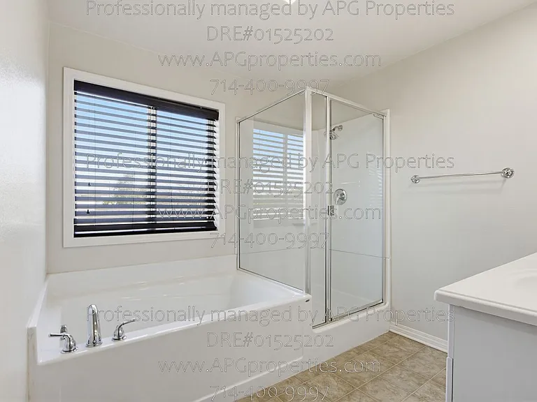 139 Thompson Ave — Photo 32