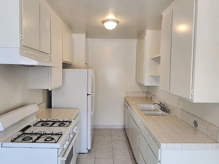 519 N Hayworth Ave — Photo 6