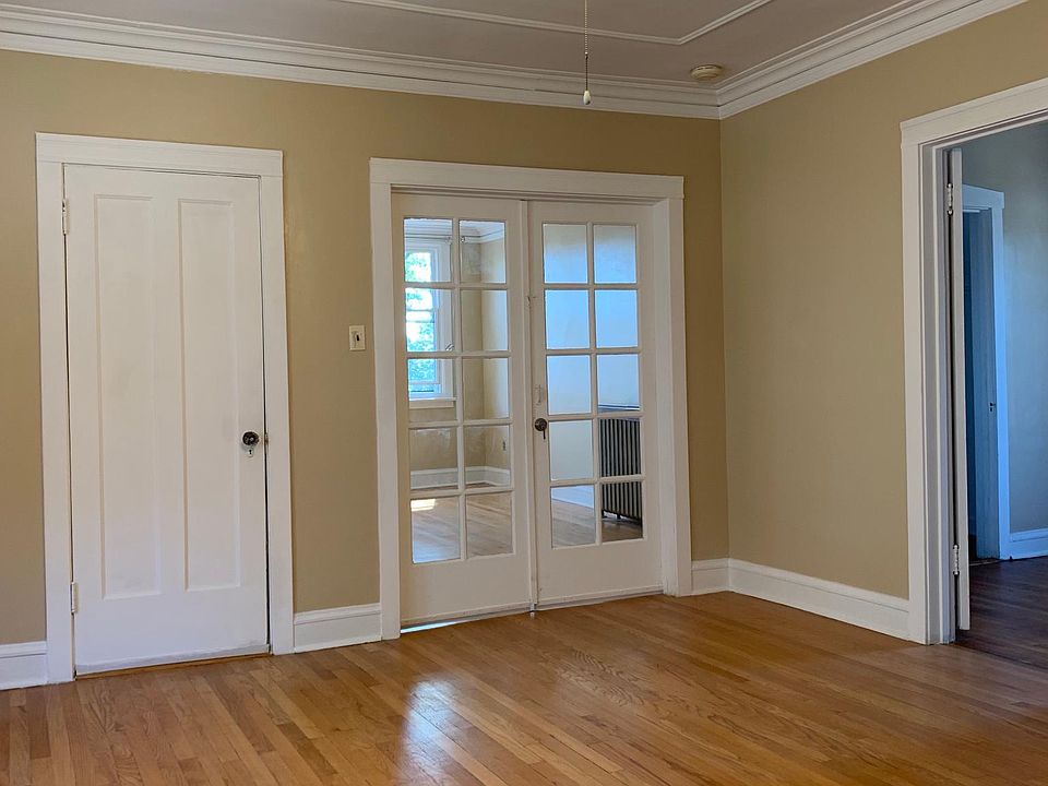 1st image of 4850 W Cornelia Ave #3