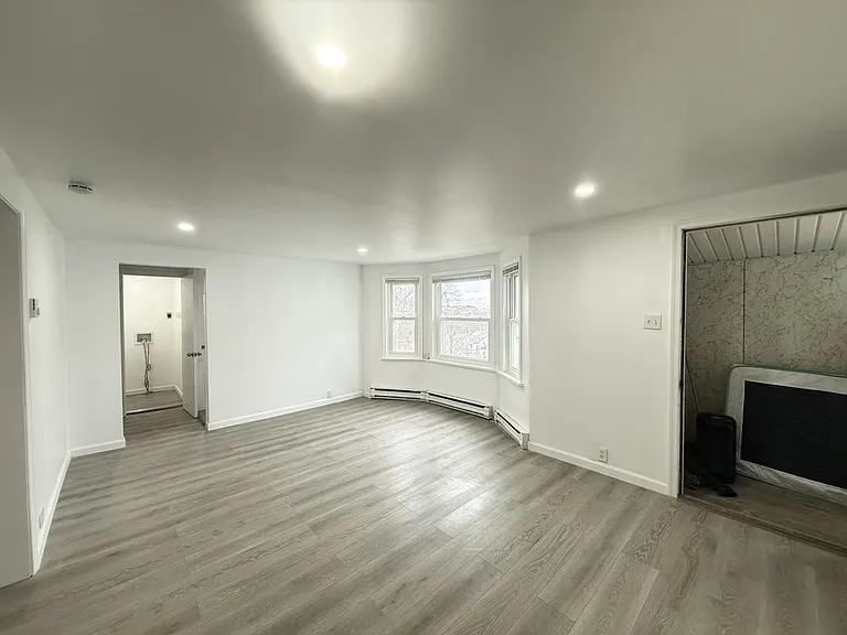 735 Main St — Photo 2