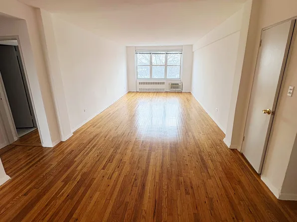 9422 Ridge Boulevard image 1 of 10