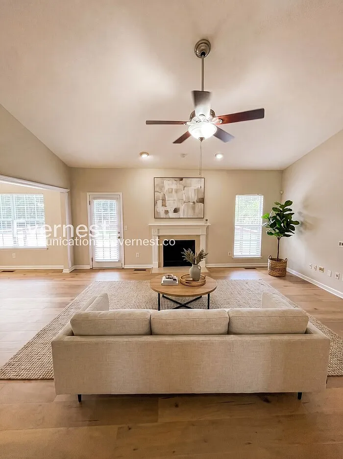 3 bed, 2.0 bath, 1583 sqft, $2,400 — Photo 2