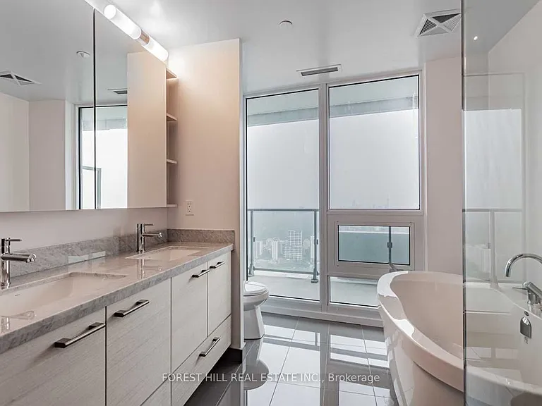 2221 Yonge St #5702 — Photo 23