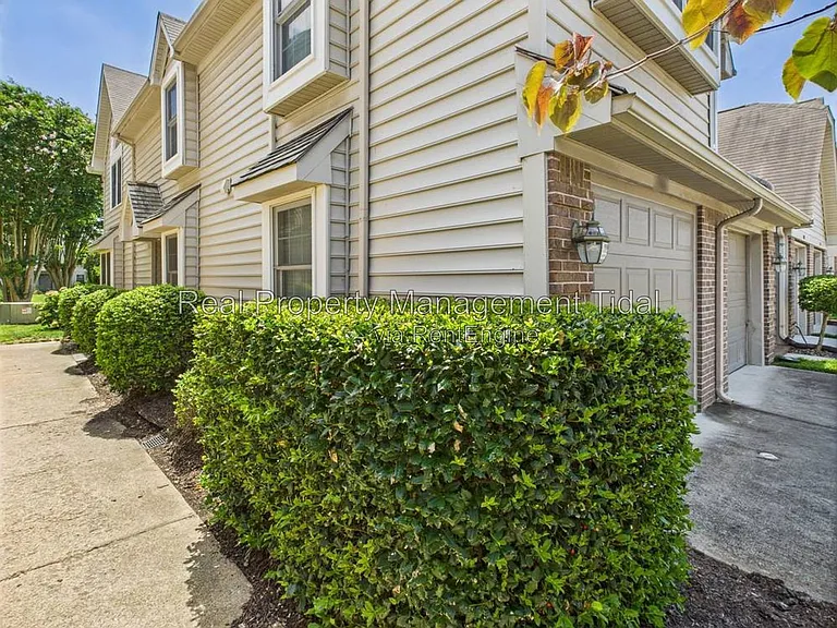 1006 Hanson Way — Photo 3