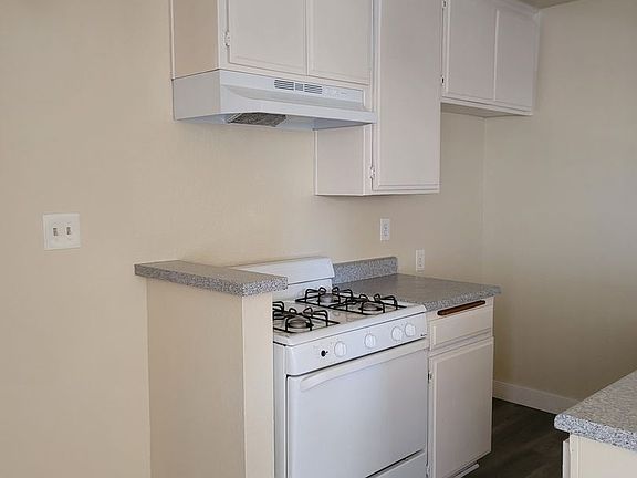 3rd image of 21821 Saticoy St APT 4