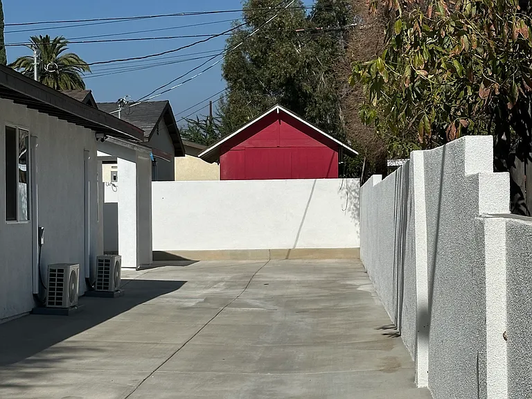 W Court St — Photo 14