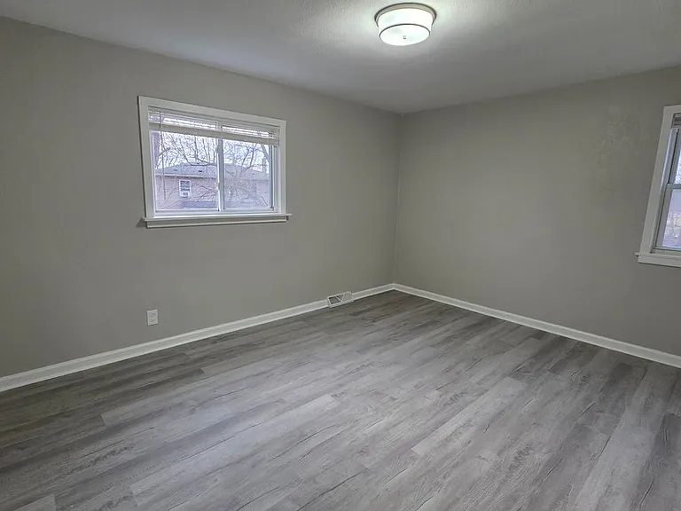 33507 Berville Ct — Photo 12