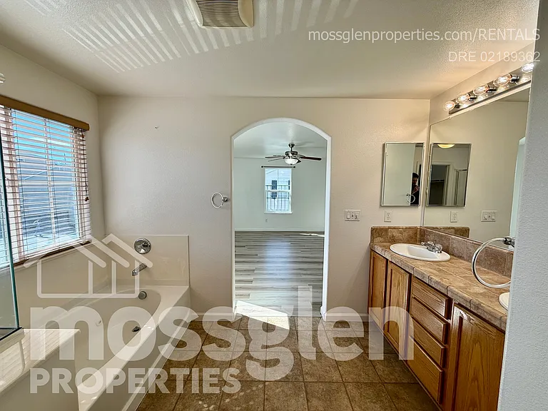 141 Chelwood Ln — Photo 16