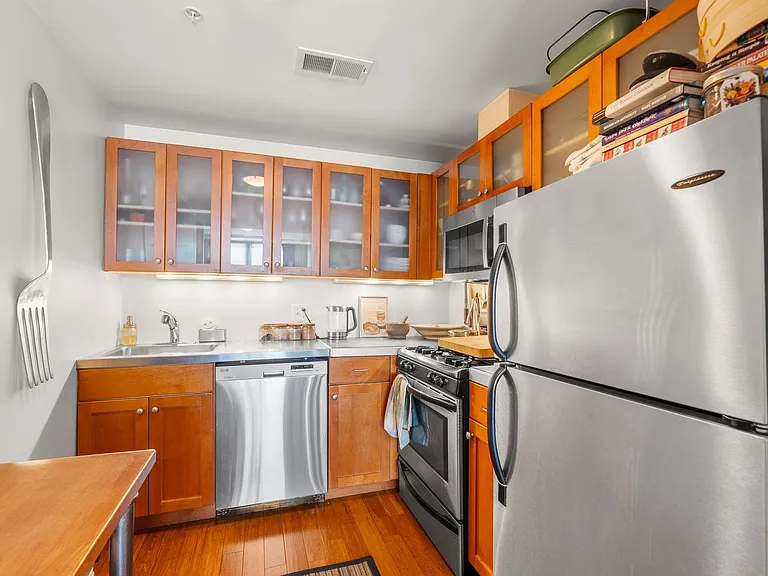 222 Montgomery St #3H — Photo 15