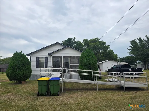 1517 School St, Gonzales, TX 78629