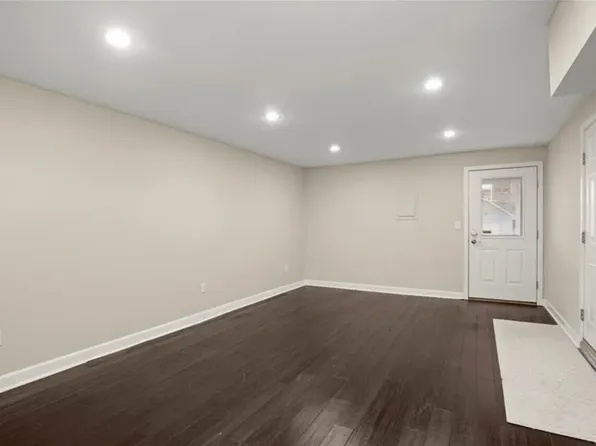 141 Spring Gln, Shelton, CT 06484