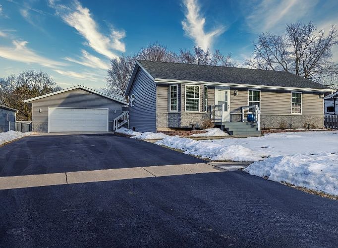1st image of 204 Crane Dr