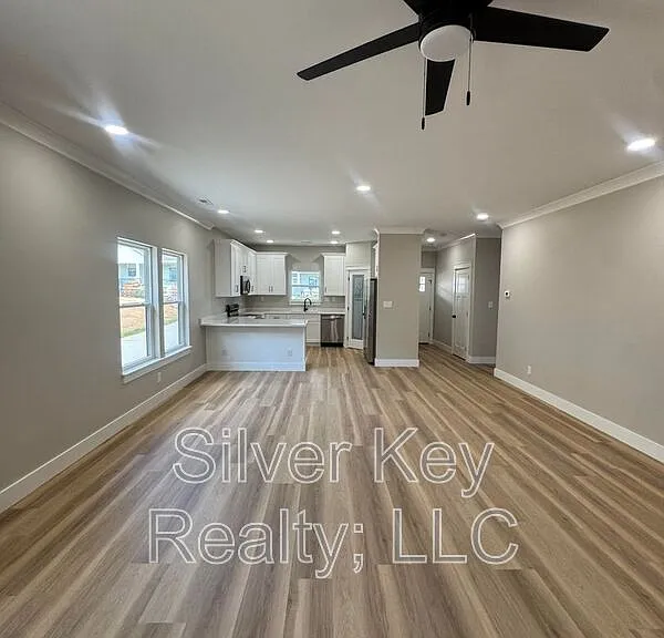 924 Stratford Ave — Photo 8
