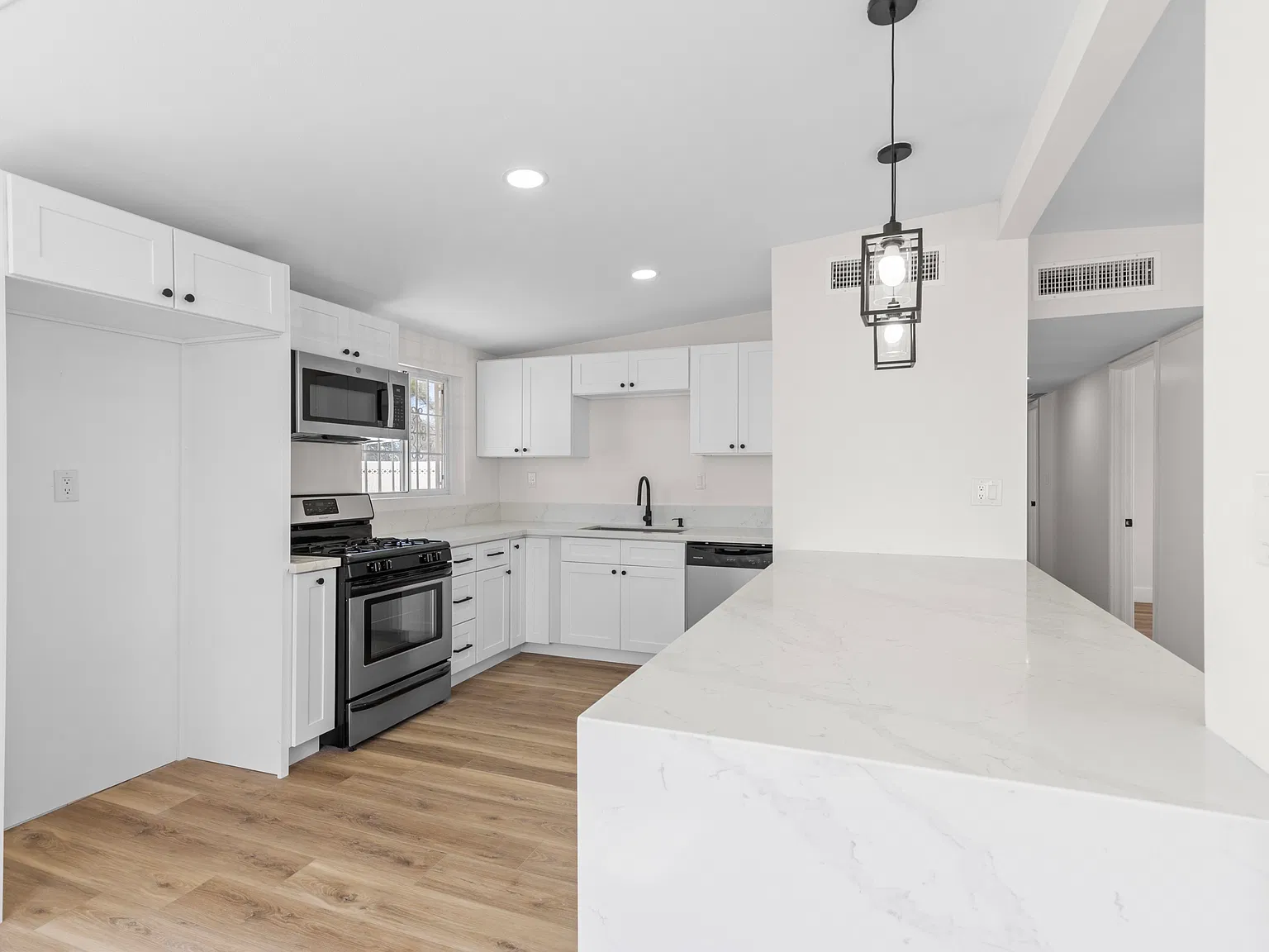 3 bed, 1205 sqft, $2,050 — Photo 3