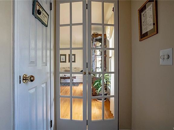 4th image of 221 Willow Green Dr