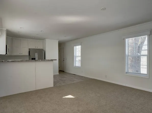 275 Kingsway Dr, North Mankato, MN 56003