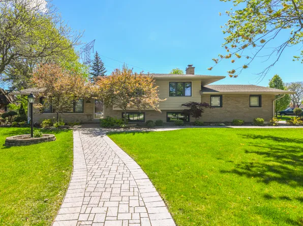 2909 Briarwood Dr E, Arlington Heights, IL 60005