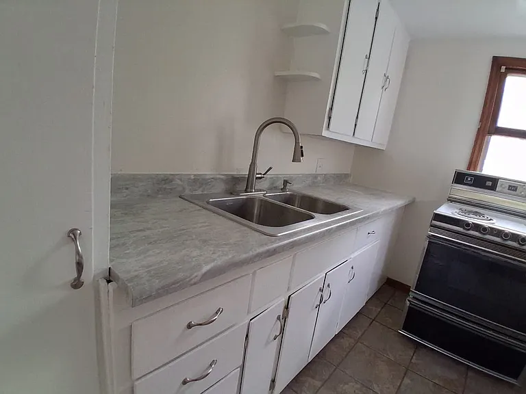823 W 6th St #601-1/2 — Photo 10
