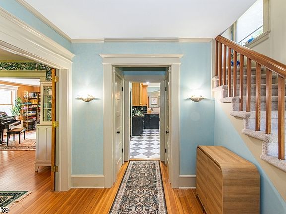 5th image of 530 Up Mountain Avenue