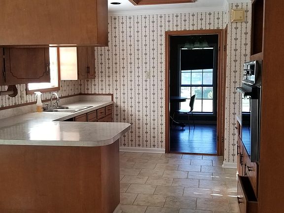 5th image of 215 Sandalwood Dr